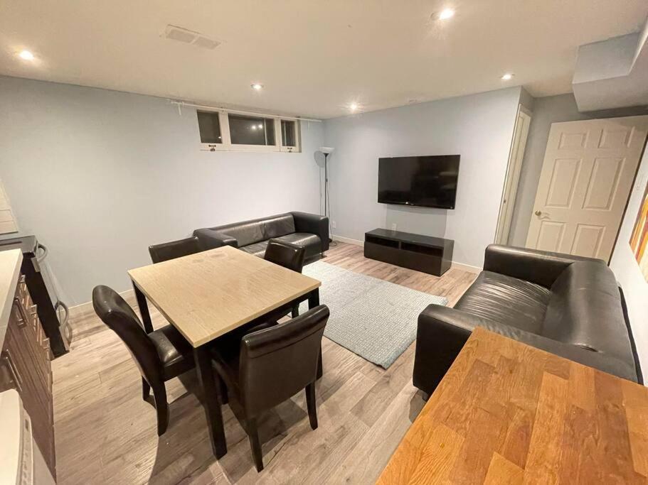 Lovely 2 Bedroom Basement Apartment In Τορόντο Εξωτερικό φωτογραφία